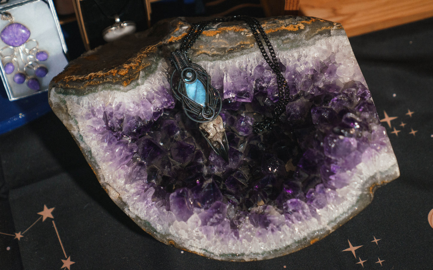 The Morrigan
This beautiful Amulet is made with a gorgeous Labradorite crystal and a faux raven skull copper weaved with intention by the amazing Witchcrafted Rebecca.
A True statement Piece